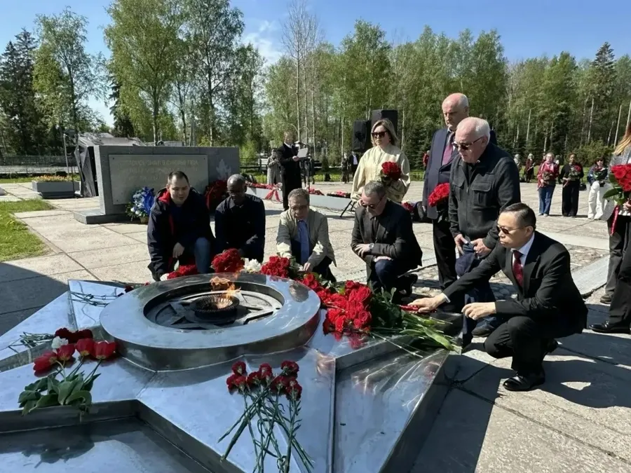 Иностранные дипломаты возложили цветы к мемориалу «Разорванное кольцо» в Ленинградской области