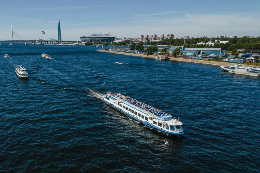 В Санкт-Петербурге запущен новый водный маршрут, объединяющий Елагин остров и Лахта Центр